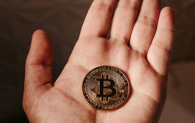 Kas yra Memecoin? Kodėl žmonės perka DOGE, SHIB ir kitas memų monetas?