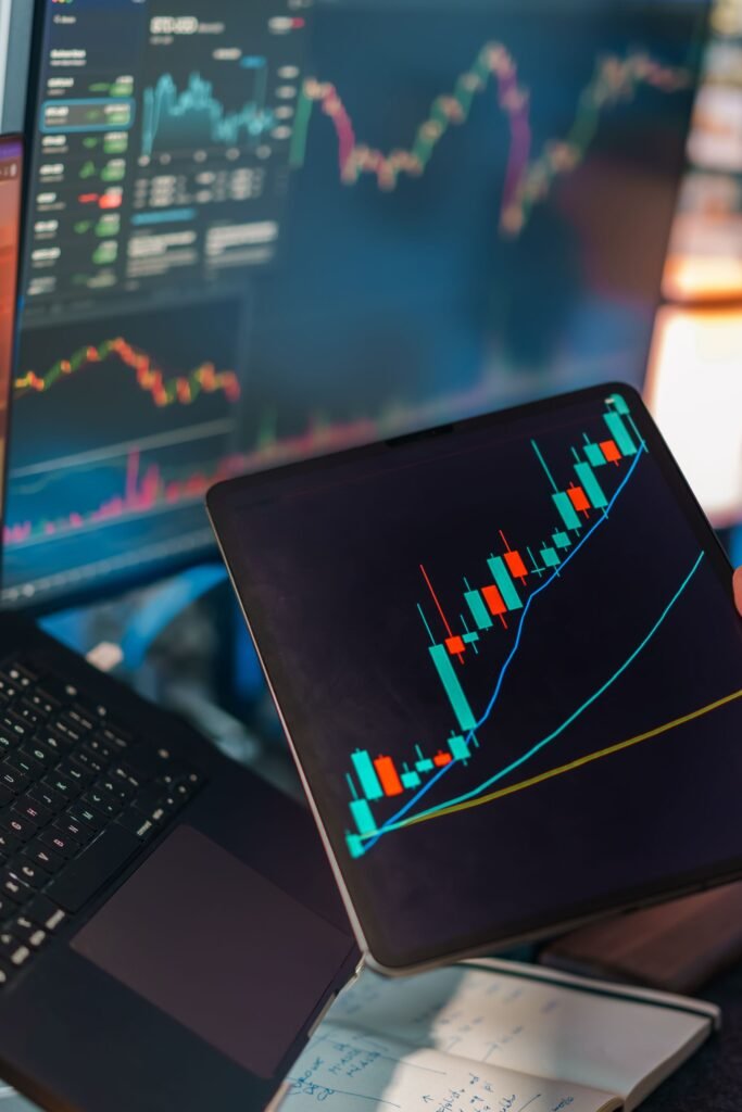 Kaip skaityti Bitcoin grafikus? Žvakės, indikatoriai ir tendencijos